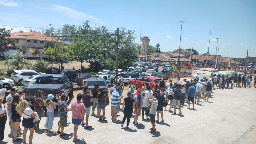 Paso fronterizo colapsado Largas filas de autos para cruzar a Brasil por Paso de los Libres